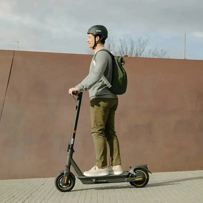 Segway - Max G2 Electric Kick Scooter Foldable w/ 43 Mile Range and 22 MPH Max Speed - Black - AA.05.15.01.0002 - Excellent Condition